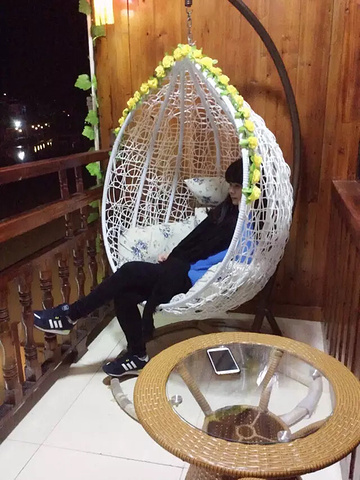 给人感觉很舒服.房间外的阳台,坐在吊篮上,吹着风,静静的享受这一刻.
