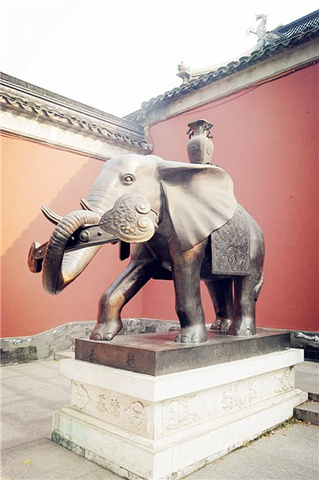 "要上栖霞山要经过栖霞寺，门票在栖霞寺门口买！我们也没什么路线，纯粹是在山上随便找些路走走！票价2元_栖霞山"的评论图片