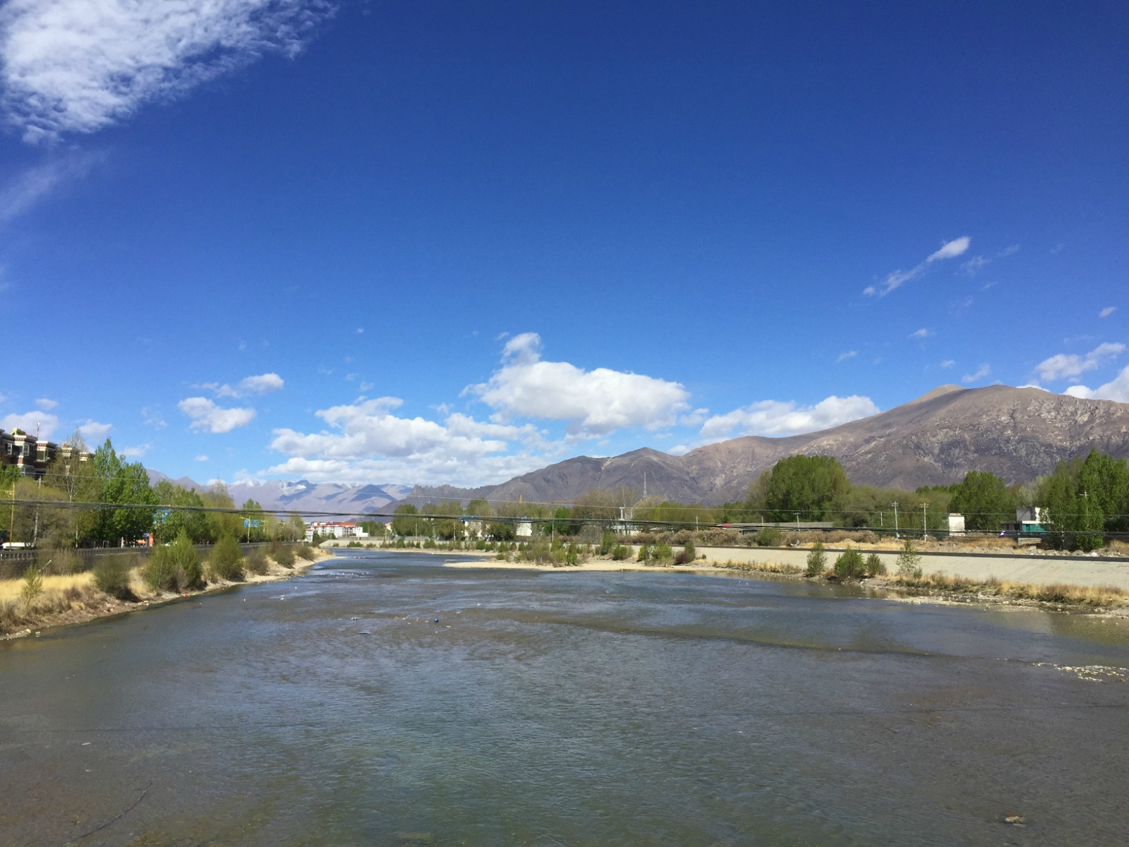 仙足岛是拉萨市城关区南部拉萨河内的江心岛,东西还有几个小沙洲.