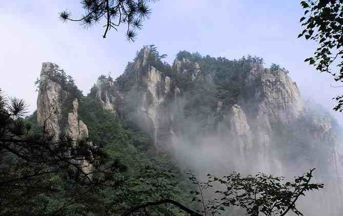 位于天台山主峰景区的东北方,宝鸡市区的东南方,距市区10余公里,主峰