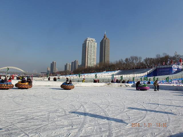 游记详情 防洪纪念塔的身后是哈尔滨冰雪欢乐谷.