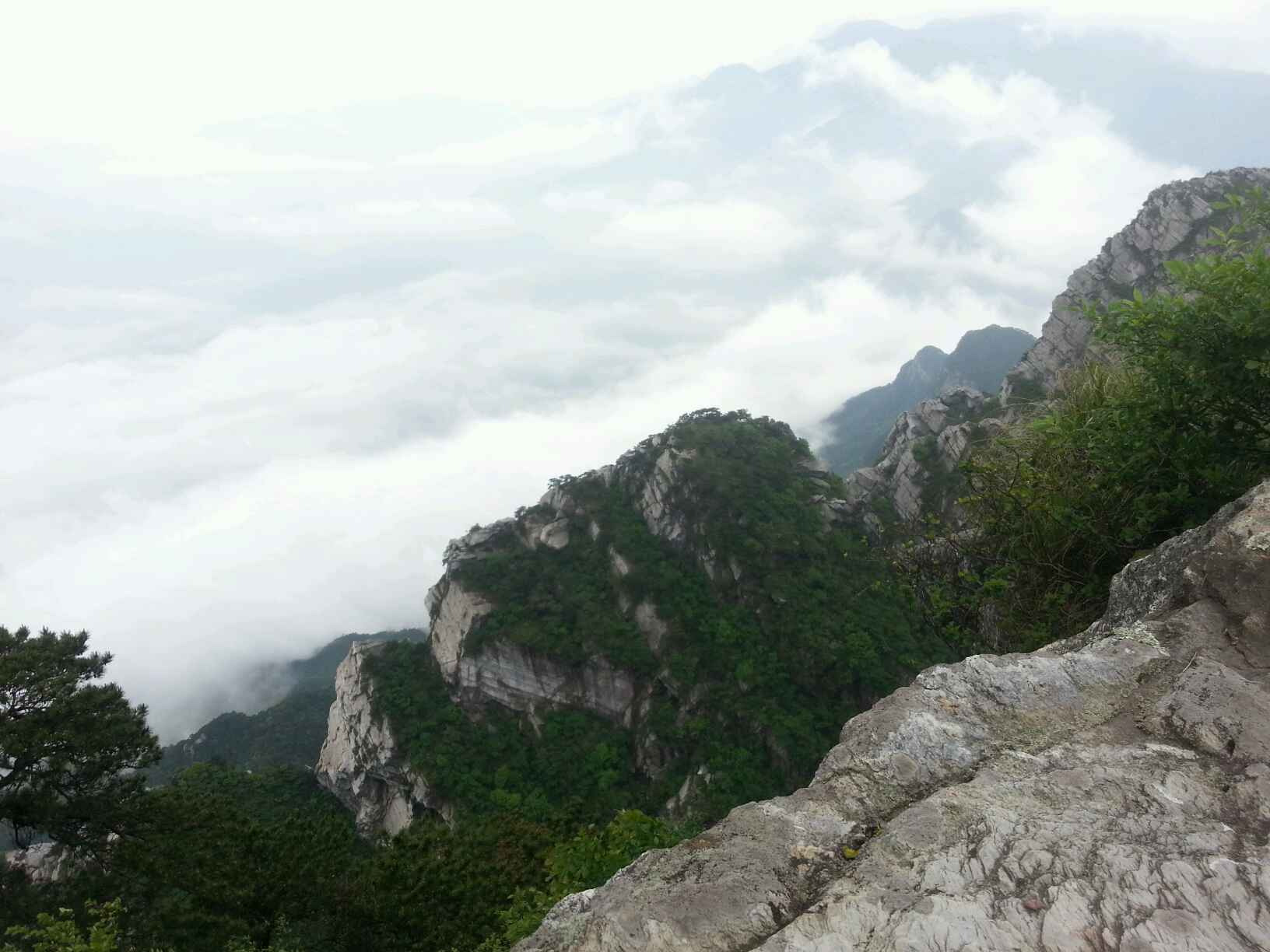 山势高峻,怪石磷峋,形凹如口,对着鄱阳湖,似乎… 含鄱口位于庐山东谷