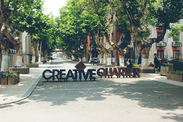 是毕业的期间 所有许多学校都会有毕业展  赶着差不多时间去了南艺 我