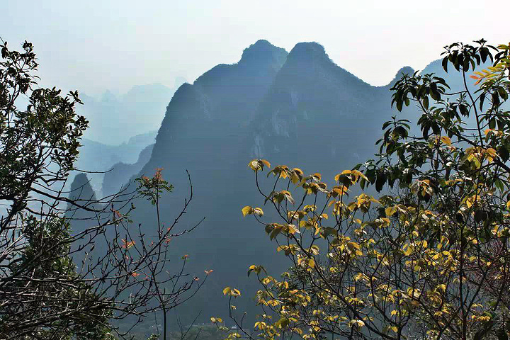 "自此，兴坪多了个不收费的新景点，寂寂无名的老寨山成了小有名气的最佳摄影点。这里已能欣赏山下风光_老寨山"的评论图片