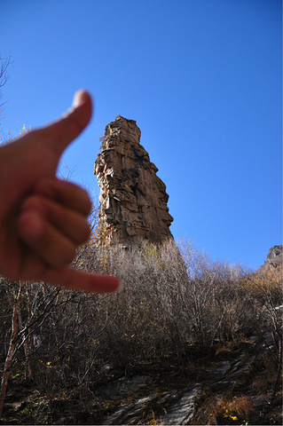 "主峰一带明显突出，其外围呈中低山峦，地貌十分复杂。在莲花池有写生的学生，作画之人已是风景一角_雾灵山"的评论图片