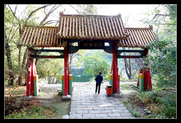 龙潭水牢前有清代建筑的牌坊,上悬清光绪皇帝书写的"挹娄泽洽"匾额.