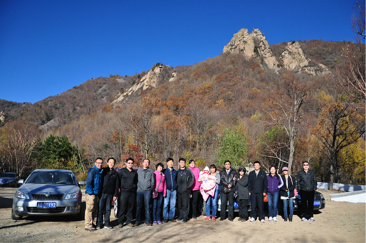 "主峰一带明显突出，其外围呈中低山峦，地貌十分复杂。在莲花池有写生的学生，作画之人已是风景一角_雾灵山"的评论图片