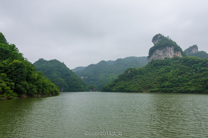 "下段清幽神往、形成天构地设山情水韵为特色的水上极乐公园。又经过了一处峡谷，风景美得如同在画中_上舞阳河"的评论图片