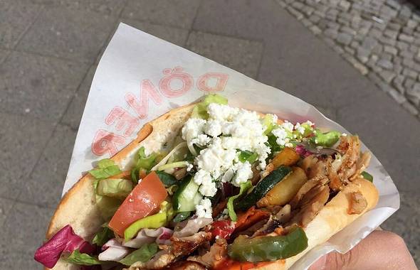 全柏林最有名的土耳其肉夹馍doner!真是巨无霸!