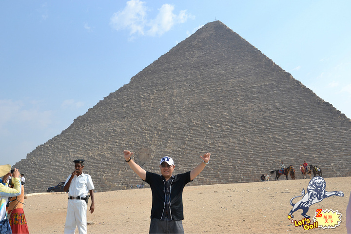 胡夫金字塔是其中最大者周围还有许多玛斯塔巴与小金字塔
