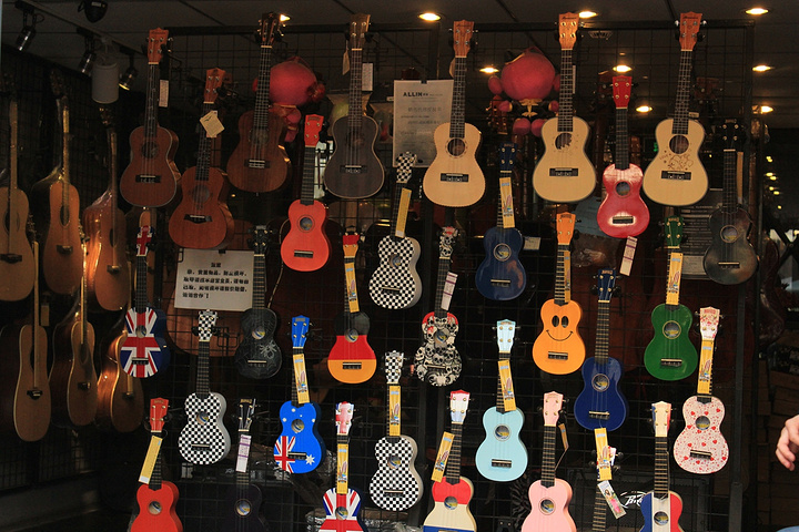 这家乐器店很特别,无论进门玄关还是门口展示墙,挂满了好多各种形状