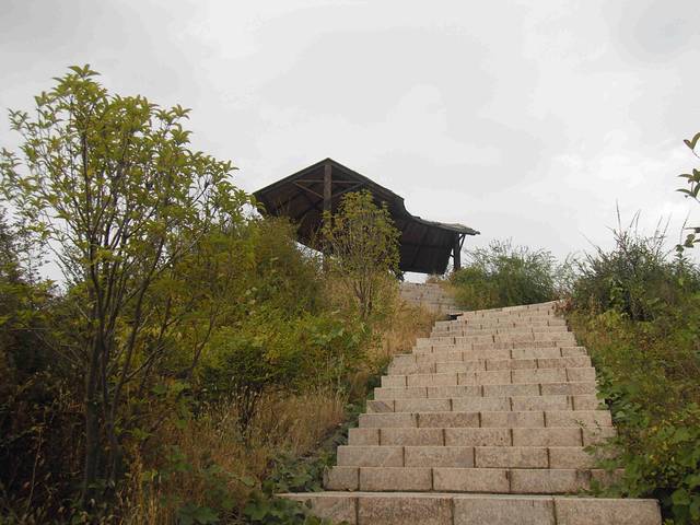 原名為琅琊峰,峰後是東嶽廟,與黃金山森林公園相對,2006年1月16日