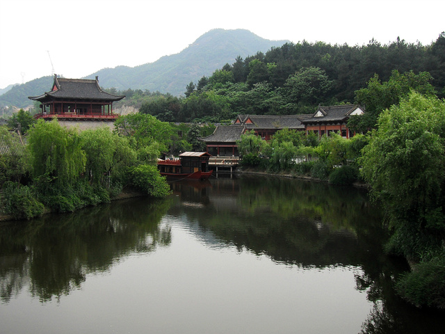 "清明上河图景区占地面积600余亩，风光旖旎独特，细细品味，妙趣横生。汴河蜿蜒，河水清澈，波光粼粼_清明上河图景区"的评论图片