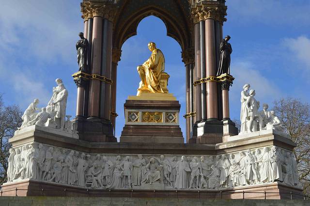 阿尔伯特纪念碑(albert memorial)是维多利亚女王为丈夫阿尔伯特亲王