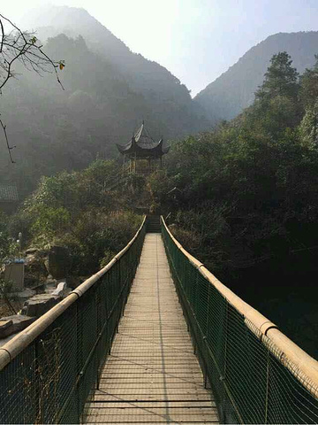 2018.貌,同浙江临安一带的景点类似:沿着山谷,