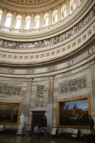 国会可以免费入内参观,通过安检后进入大厅。