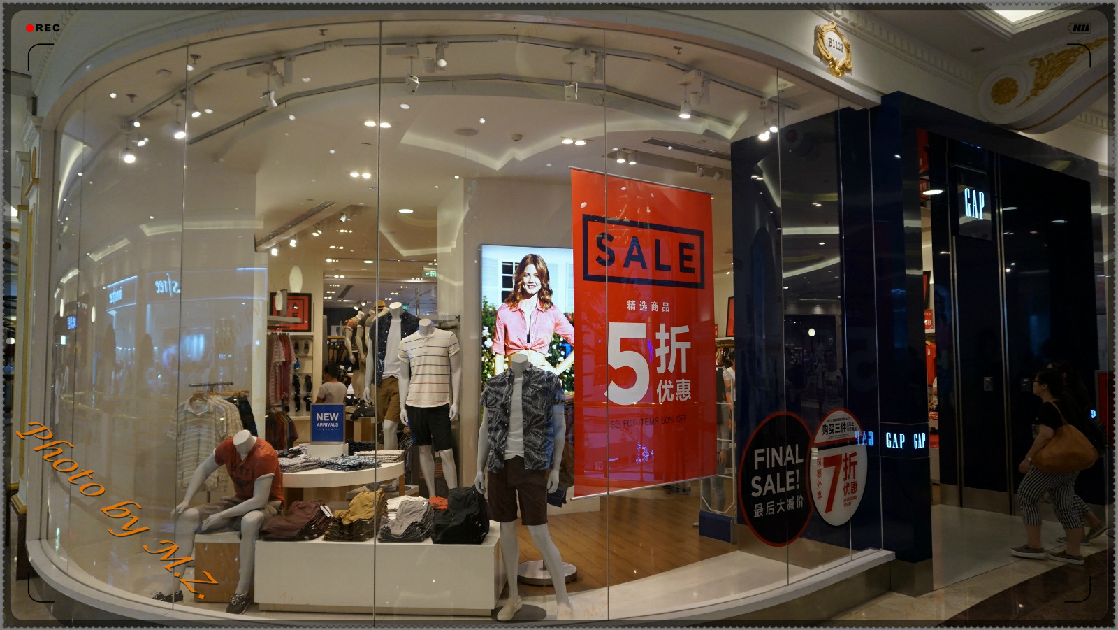 gap这家店环境还不错,四面是透明的玻璃窗,增加了很多通透感,而且整体