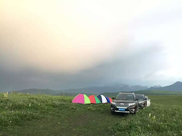 "...风景，但路吐险峻，崎岖蜿蜒，由于早上下了雨，中途有一段山体滑坡，抢险车现场抢险，耗时半个多小时_巴音布鲁克景区"的评论图片