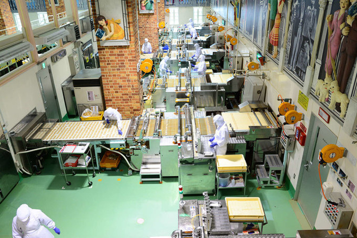 参观各处有很多收集品,咖啡杯,巧克力商标等等.