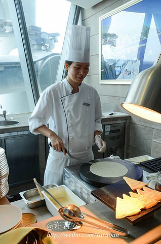 "一年四季新鲜空运的食材，让人垂涎欲滴，地道地中海美食、各类海鲜、精选沙拉、精致甜点等应有尽有_广州塔璇玑地中海自助旋转餐厅"的评论图片