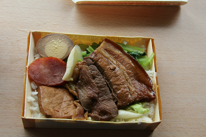 其中最有名的就是池上便当,来台之前便从网上的各类攻略中了解到了