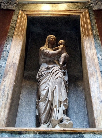 万神殿pantheon这座干瘦的雕像没有记住雕塑的是谁不过感觉有点像阿尔