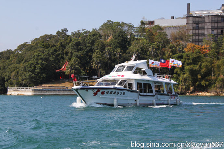 的水社大山高逾二千公尺,朝霞暮霭,山峰倒影,风