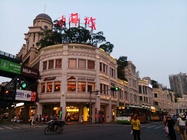 中山路的中华城晚上特别美丽,有着浓郁的南洋风情,给人感觉很干净的