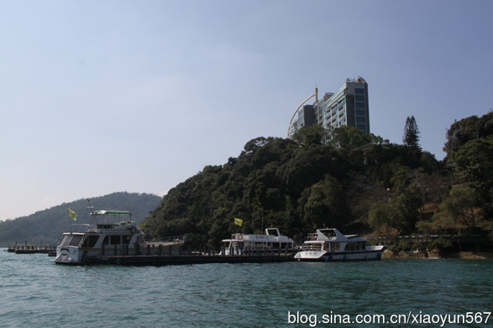 的水社大山高逾二千公尺,朝霞暮霭,山峰倒影,风