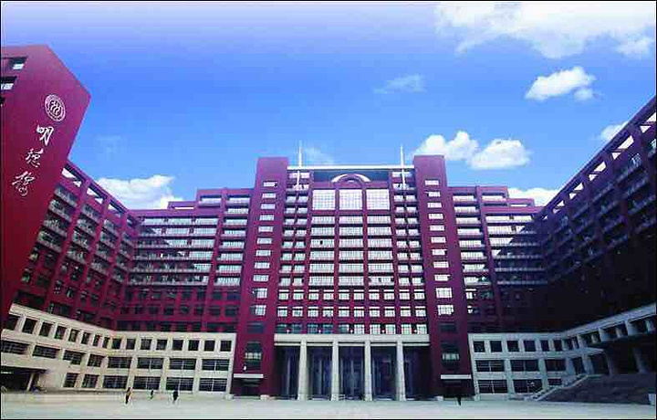 于抗日战争烽火中,前身是陕北公学以及后来的华北联合大学和华北大学