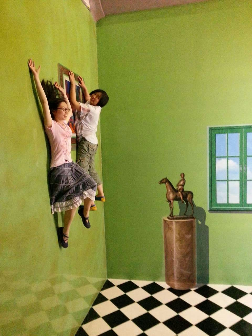 这个3d馆的场景更加宏伟逼真多样有好几个场景都是连通三面墙的超级大