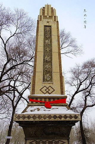 上只有这样十字型的两条商业街,超市、药店、