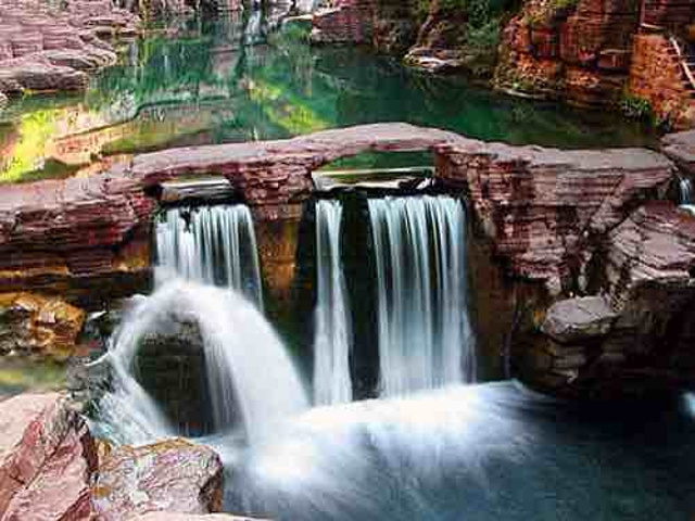 耸立,恰似一个石阙,正好是云台山的西大门