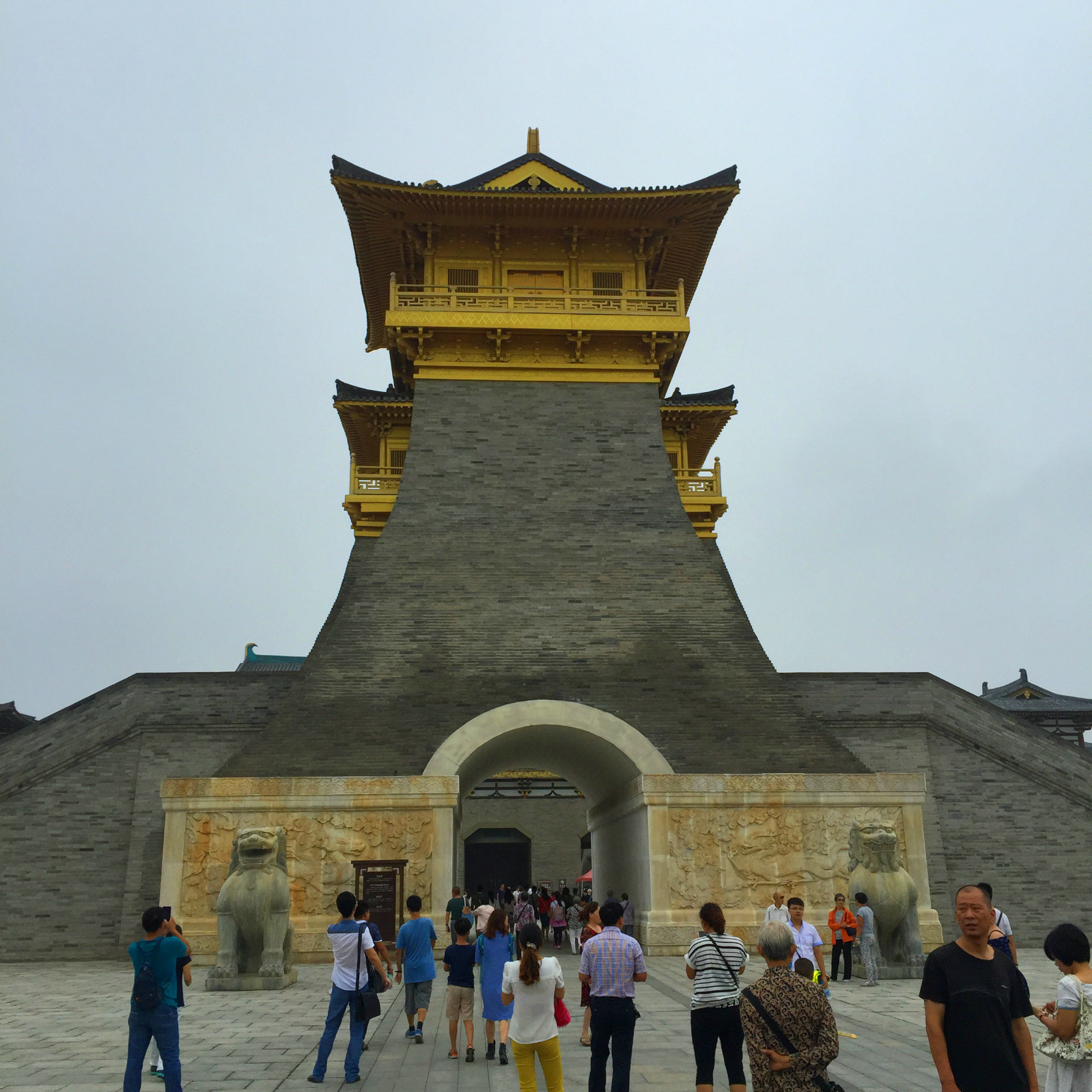 唐城又名襄阳唐城影视基地,她既是影视拍摄基地,又是全国性旅游目的地