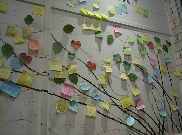 沾满便签纸的墙面