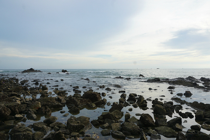 "下午去了冠头岭海滩，海水很蓝，好多礁石，好多拍婚纱照的，进景区右手边有个小庙，可以求签。浪漫。夕阳_冠头岭国家森林公园"的评论图片