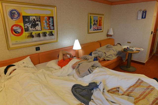 自拍回来一看,小伙伴都挺会玩的,各个找了个地方睡觉,我也想睡啊(后来