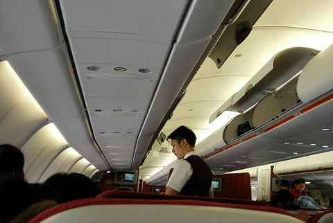 早晨6点就起床急急忙忙赶往香港过关,对于第一次坐飞机的村妞妞,这