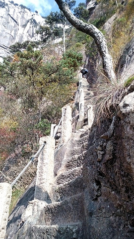 还在发生过火情事故最险的天都峰抽烟!什么素