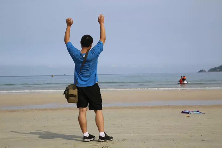 胖子跟大家打招呼,哈罗啊~~远处有人开始下海玩摩托艇了,听说价格不