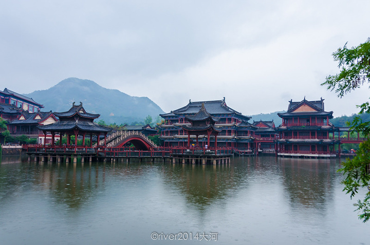 "清明上河图景区跟秦王宫隔墙相邻，建议一起游览。作为横店影视城的六大景区之一，清明上河园还是很有特色的_清明上河图景区"的评论图片