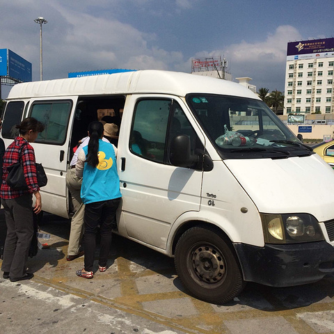 早班机飞抵三亚凤凰机场,一下机就收到接机师