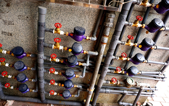 每家每户的水表都被装在了外面,如此高效率的查水表方法.