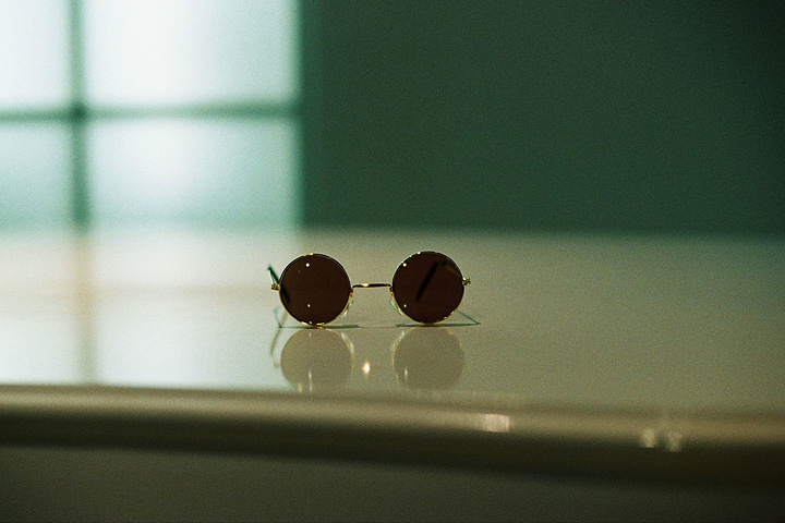 2017John Lennon标志性墨镜。华山文创可是心