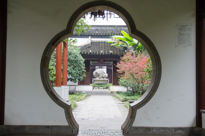 瞻园内的红叶到了最佳观赏期,配合着古色古香的建筑,非常有韵味.