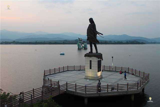 昭阳江少女铜像