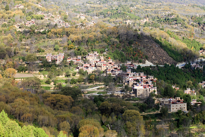 甲居藏寨金川马尔康刷经寺镇早饭后再游甲居藏寨欣赏美景之后离开甲居
