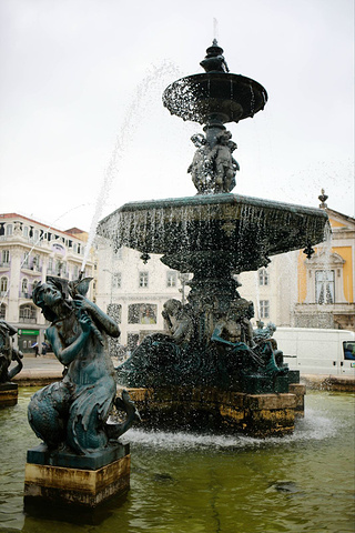 抵达里斯本的时候,将近六点,来到地铁站时,发现