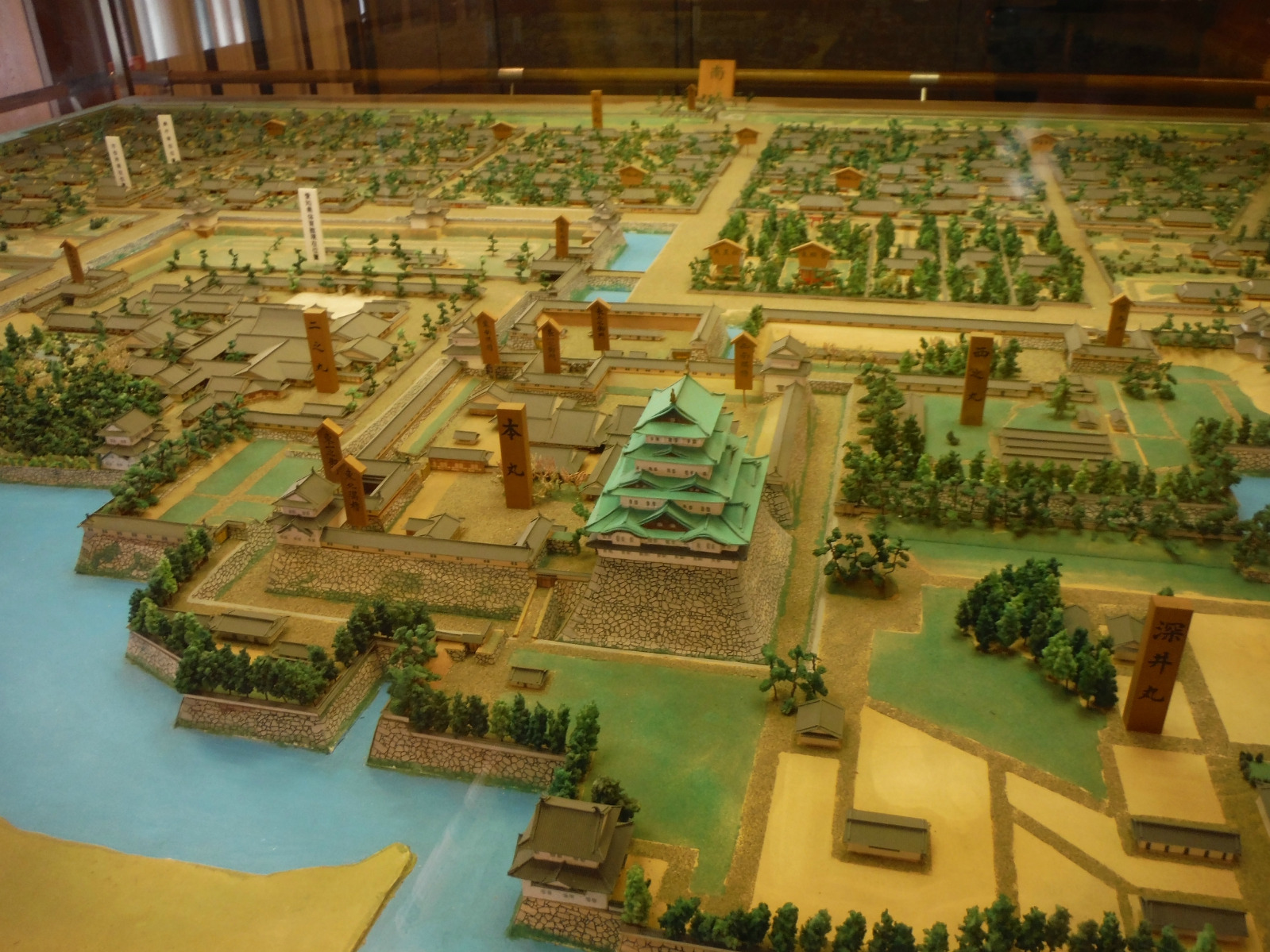 复原这些原本已经没毁坏殆尽的建筑,本身就是非常军国主义的行为,这些