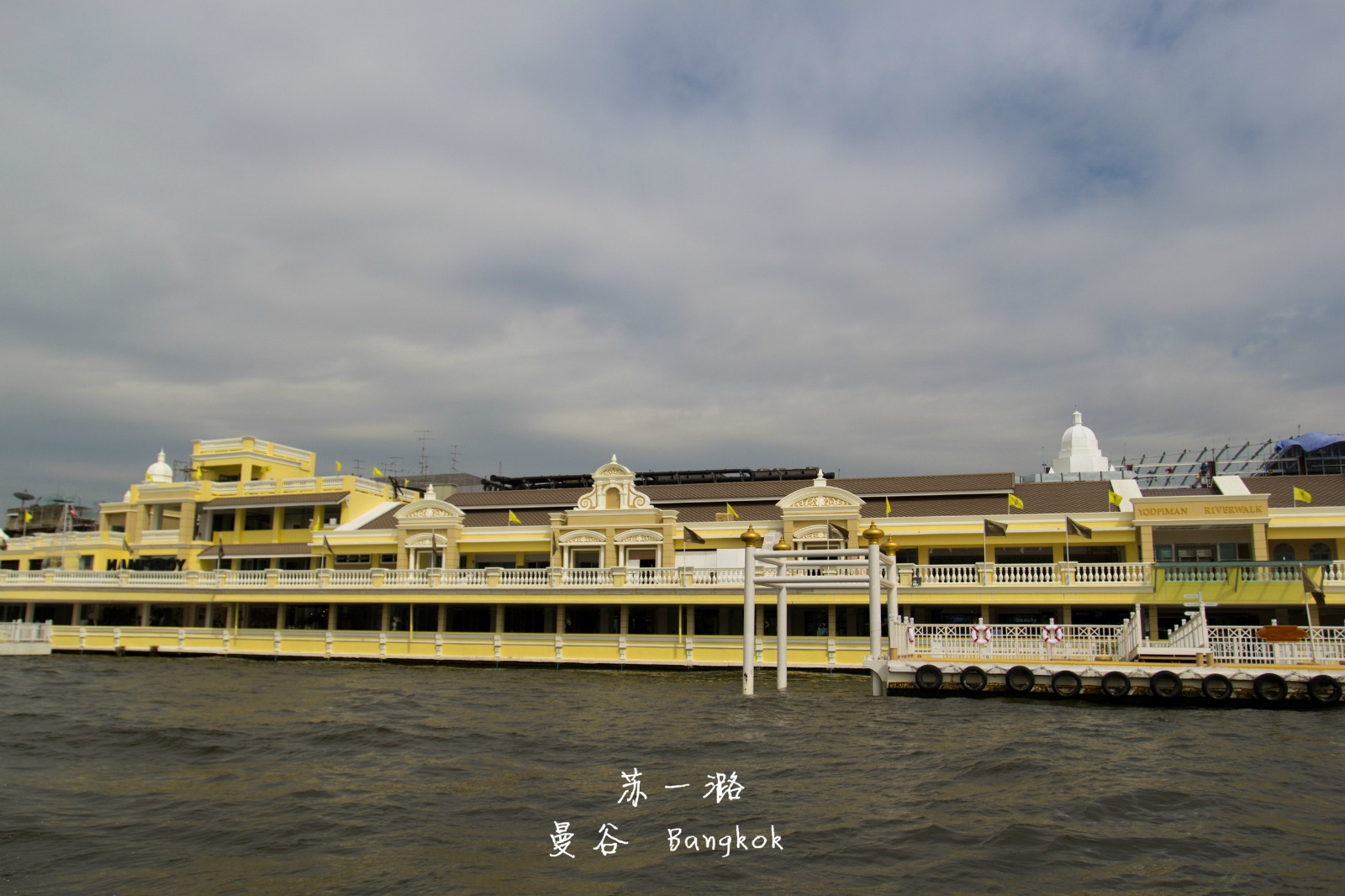 这一群群多姿多彩的佛教建筑与市内高层建筑居民住宅混建在一起构成一